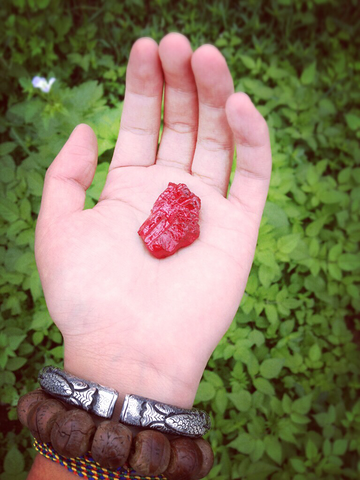 捡到一块红色的石头✊