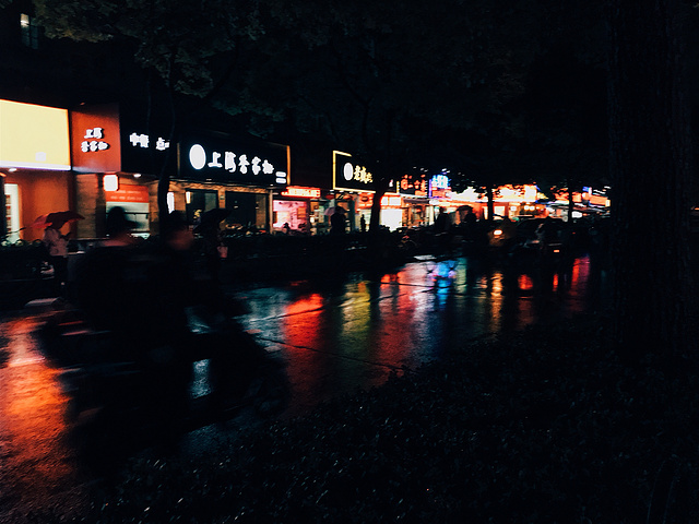 「」上海下起雨了。也许这次李玥真的醒了。如果真的是这样，那该多好……
