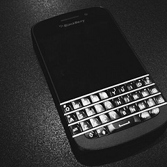 黑莓 Q10
还有没有人能记起还算风靡一时的黑莓，全键盘外加触摸屏，手感，做工，质感使用过后都能体会出来细节非常棒。
黑色的金属边框看起来非常复古，按键手感舒适，操作简单，系统的流畅度也很高。
不过终究被苹果取代！